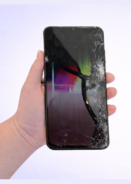 Nutitelefoni purunenud ekraan värviliste joontega enne remonti SkyMobile’i töökojas