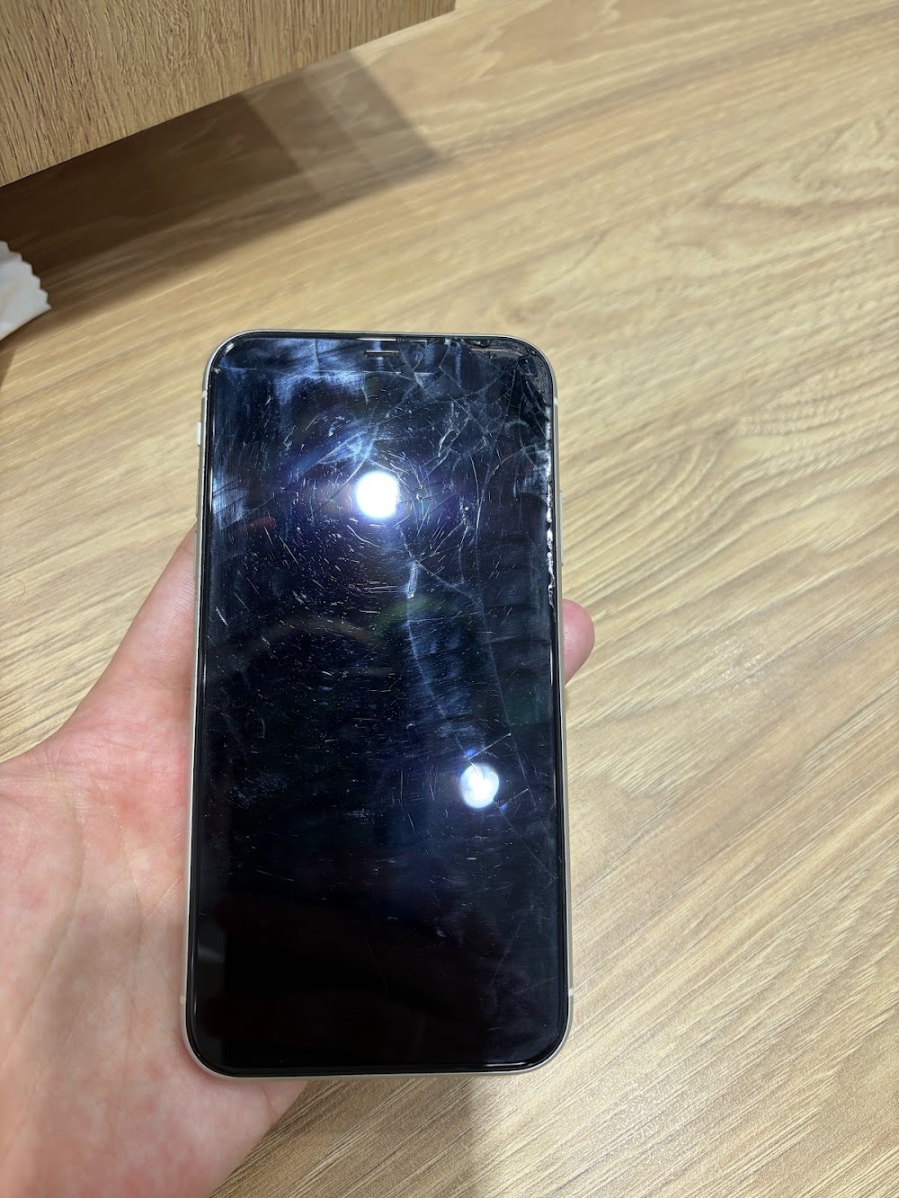 iPhone 11 purunenud ekraan enne remonti SkyMobile töökojas Tallinnas