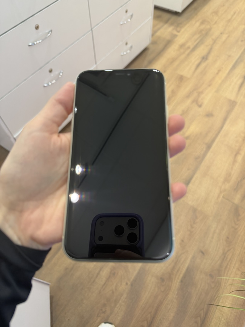 Uus terve iPhone 11 ekraan pärast ekraanivahetust SkyMobile töökojas