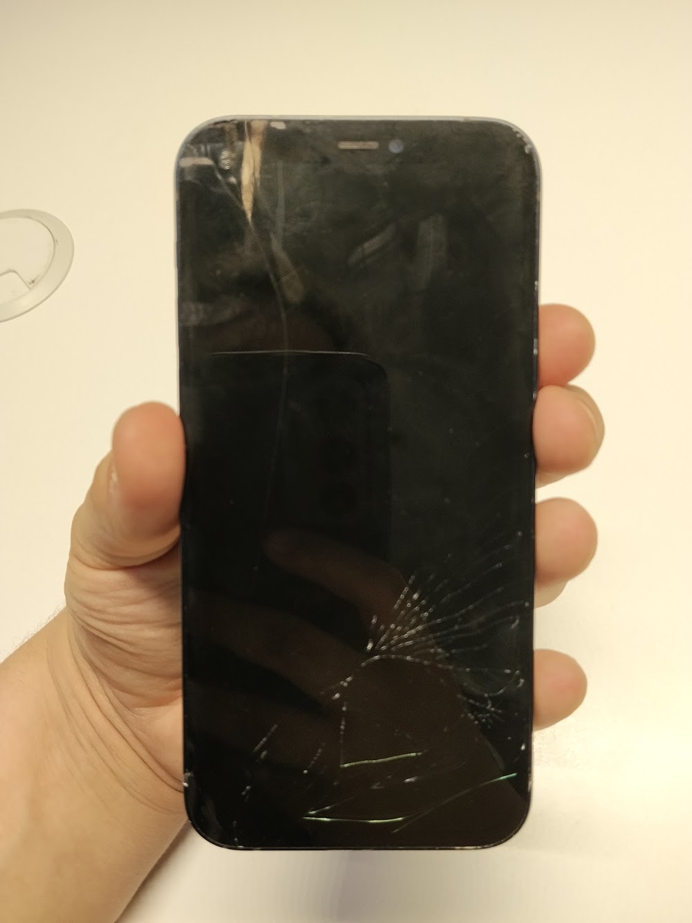 Purunenud iPhone 12 ekraan enne remonti SkyMobile töökojas Tallinnas