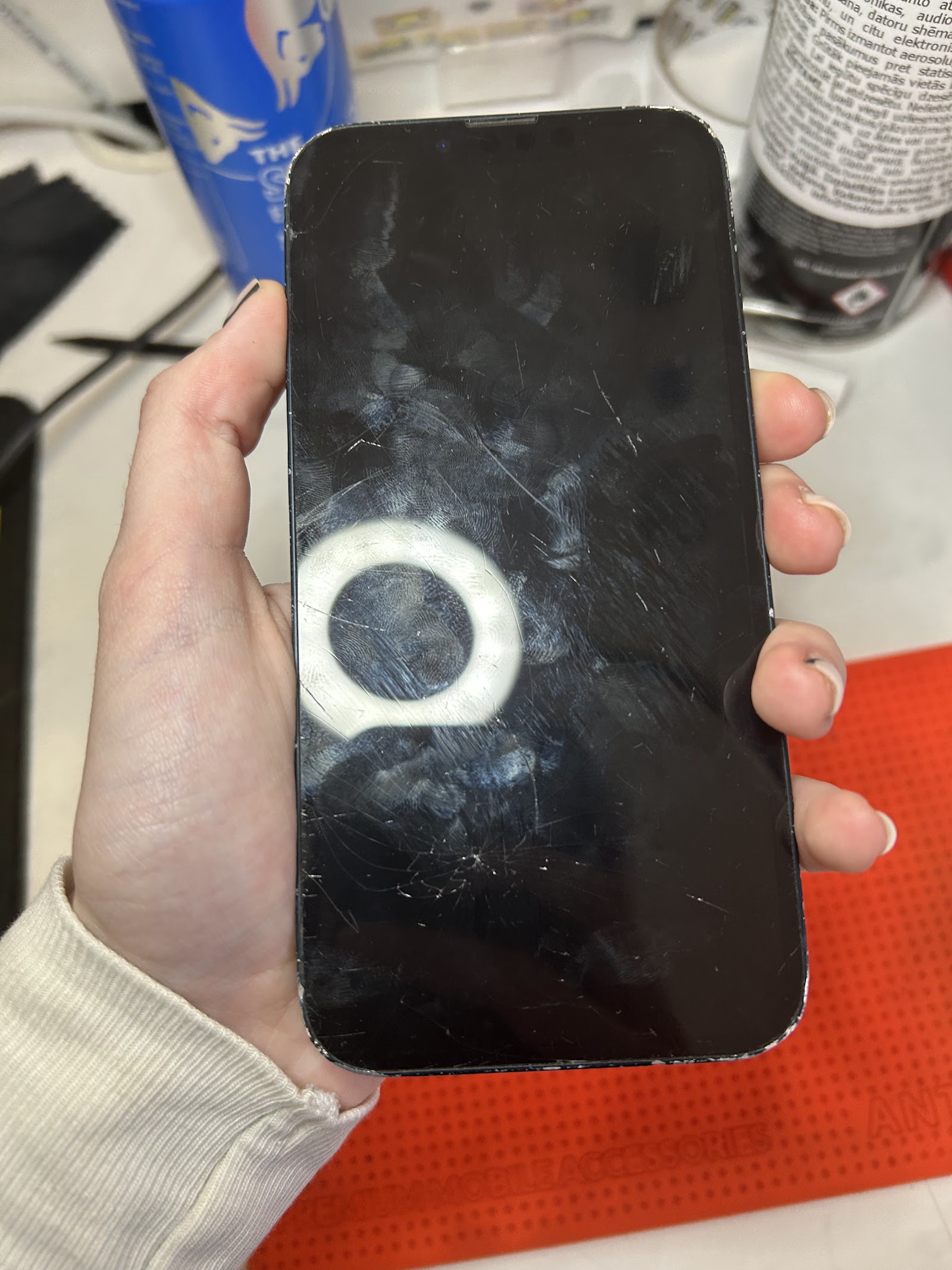 Разбитый экран iPhone 13 до замены в мастерской SkyMobile в Таллинне