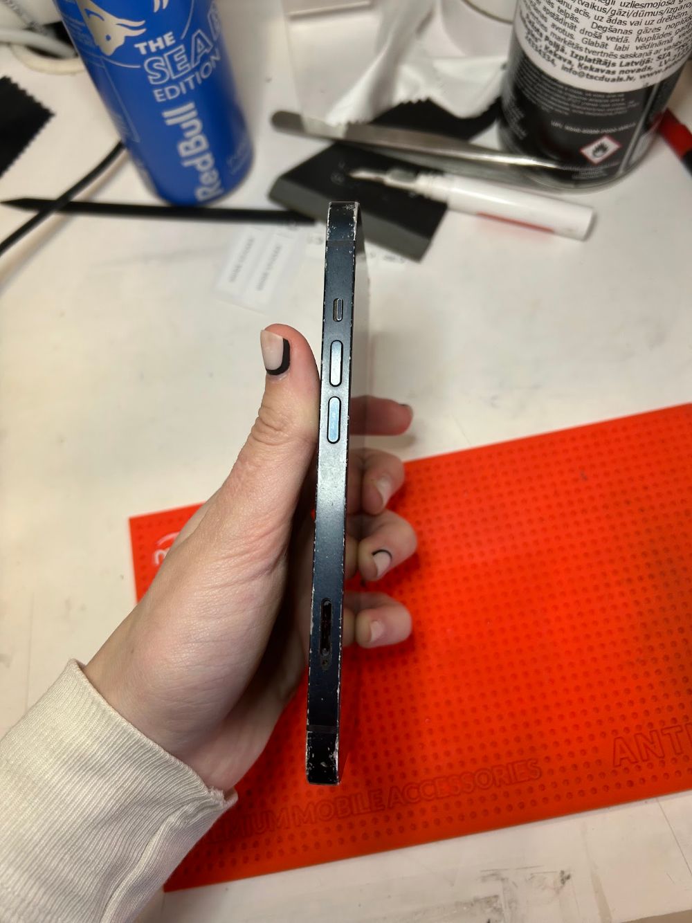Paisunud aku tunnused iPhone'il SkyMobile töökojas