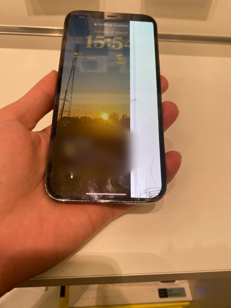 Purunenud iPhone ekraan enne remonti SkyMobile töökojas Tallinnas