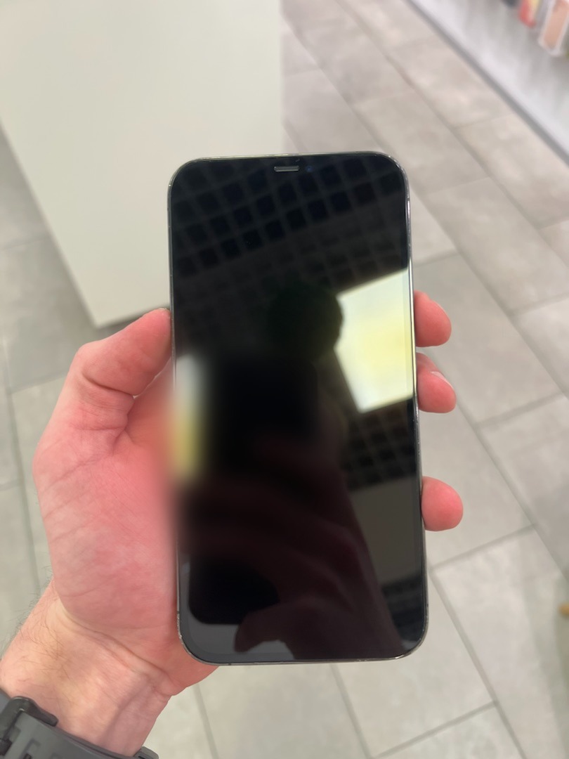 iPhone uue ekraaniga pärast remonti SkyMobile töökojas