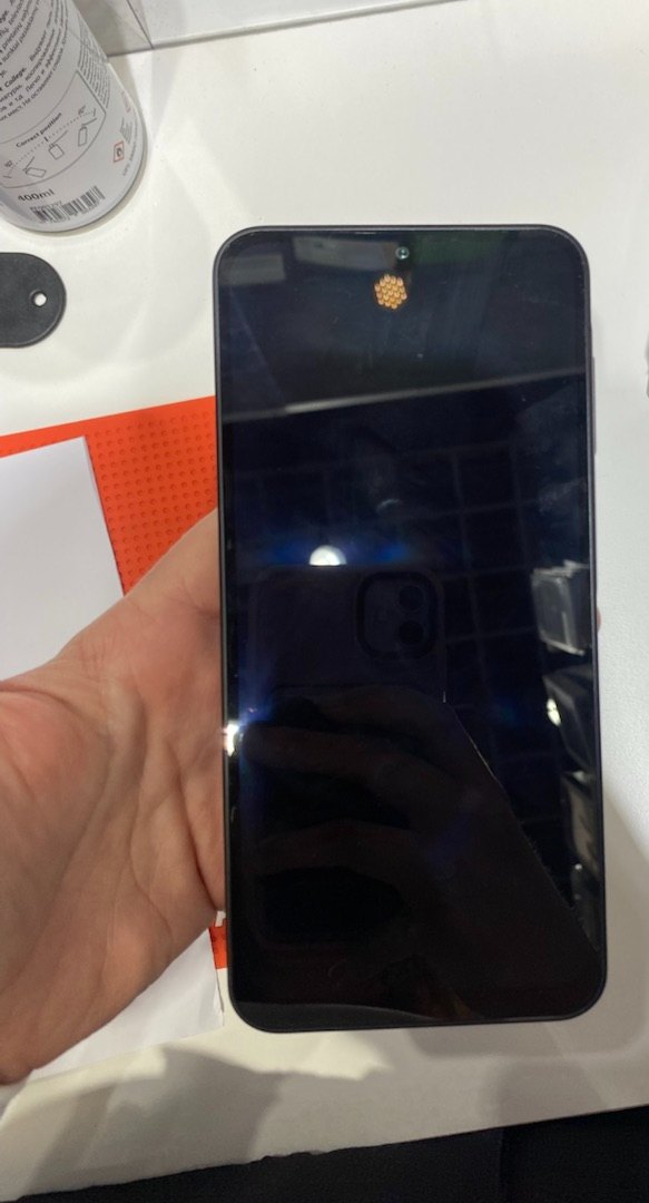 Samsung Galaxy esiekraan SkyMobile'i töökojas ekraanimooduli kontrollimisel