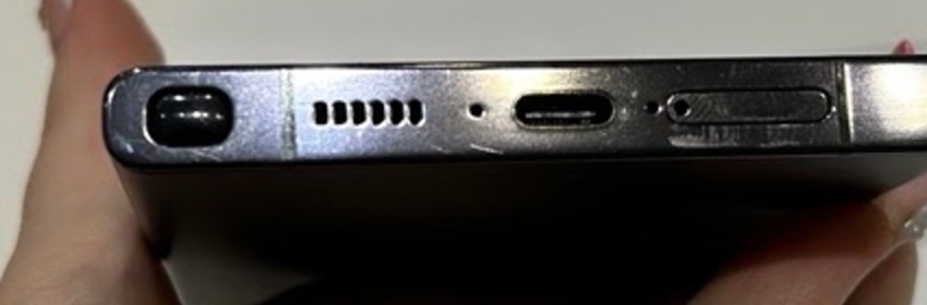 Samsung Galaxy S23 Ultra alumine serv: S Peni pesa, kõlari võre, mikrofoniava, USB-C pesa ja SIM-kaardi alus